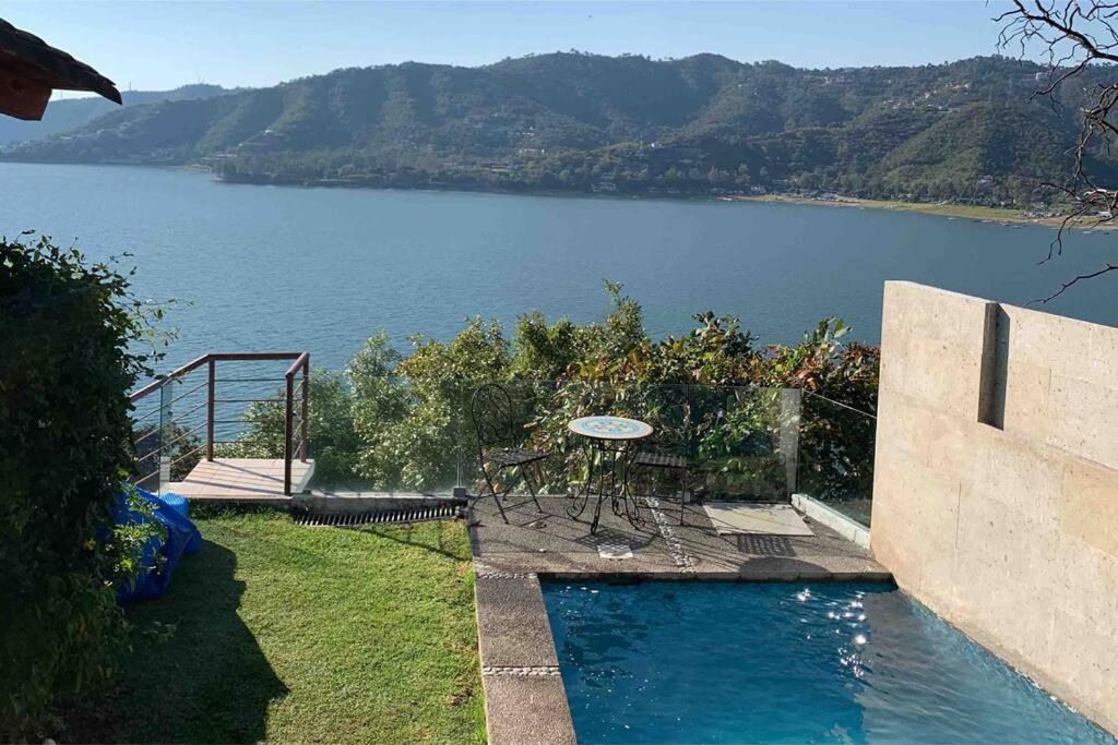 una piscina con vistas a un cuerpo de agua en the best view in Valle de Bravo en Valle de Bravo