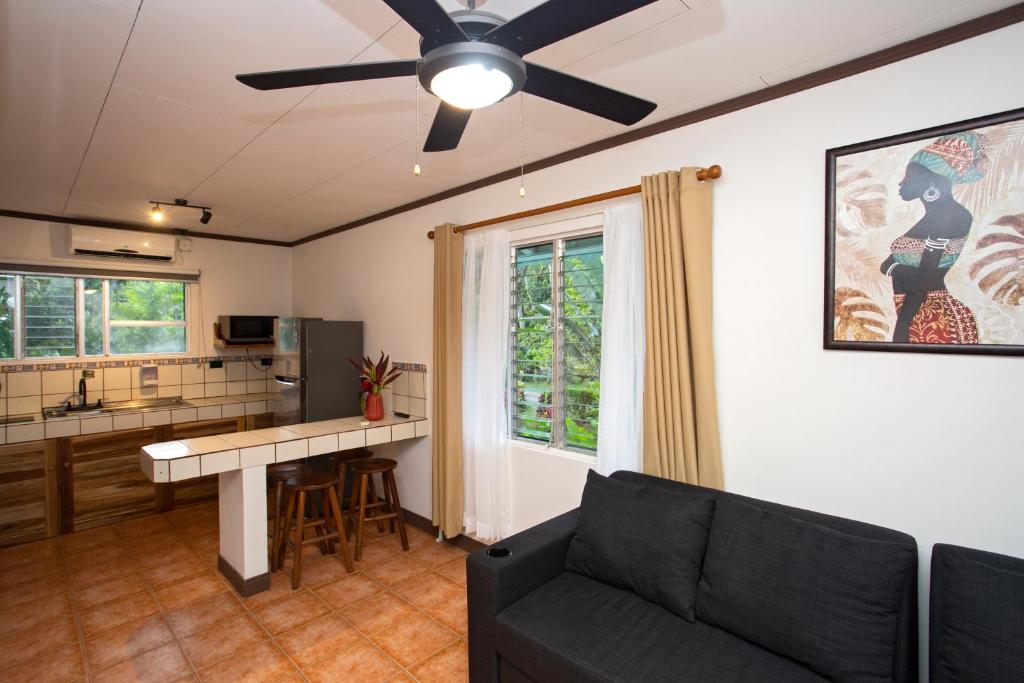 TV a/nebo společenská místnost v ubytování Manzanillo Caribbean Resort