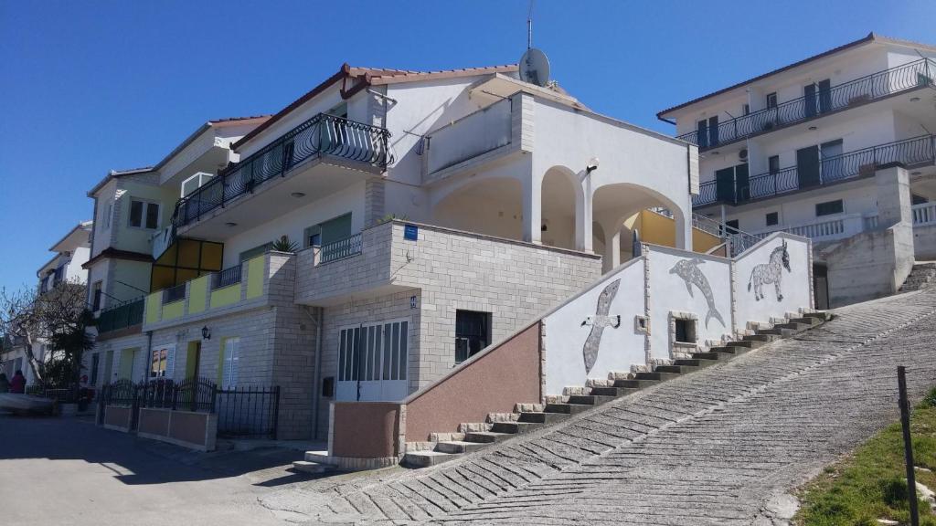 un gran edificio con escaleras delante en Apartment Karmen, en Trogir