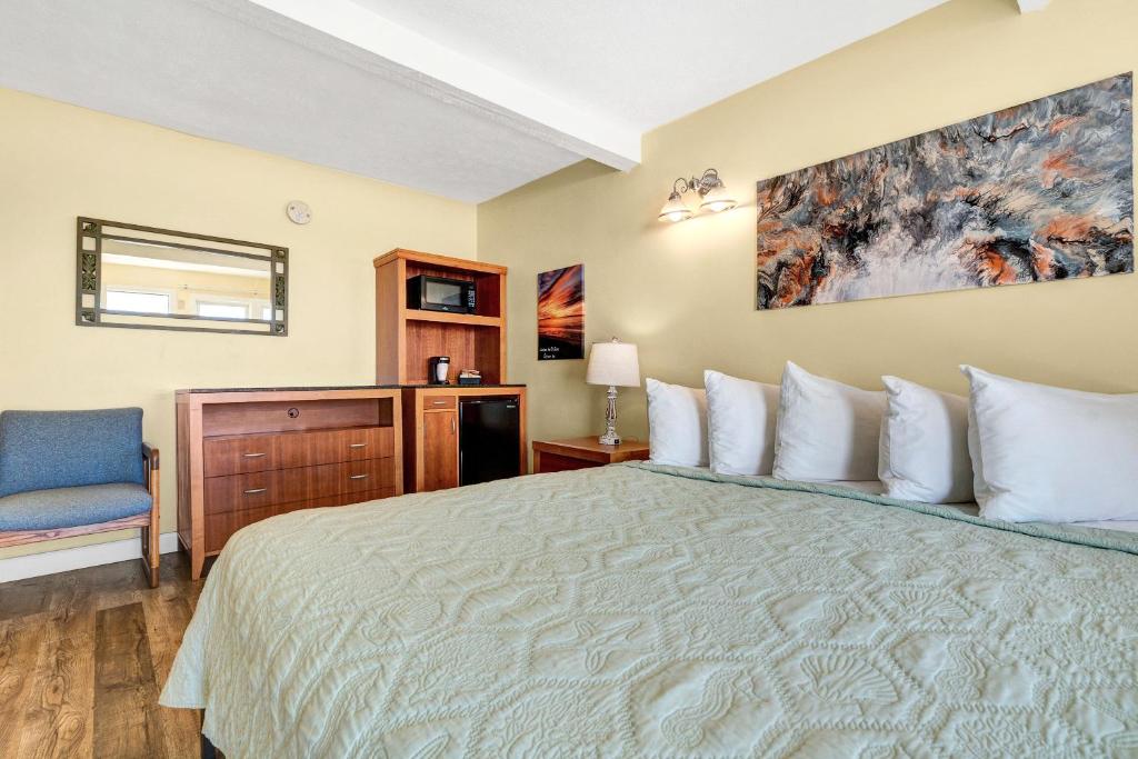 Abellona Inn & Suites - Oceanfront King Room