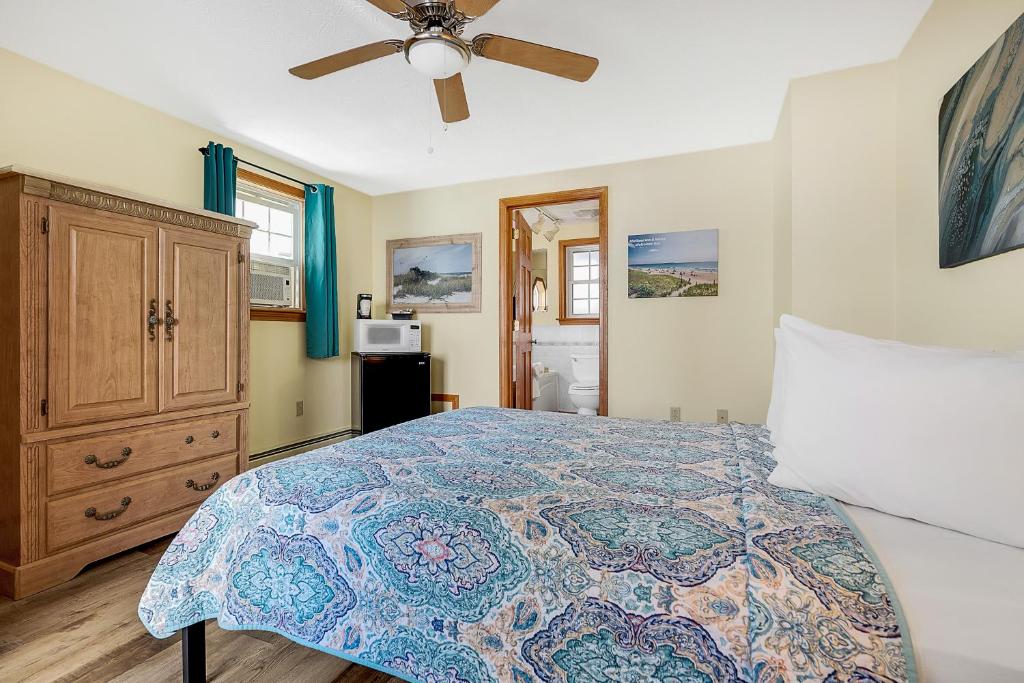 Abellona Inn & Suites - Queen Room With Hot Tub
