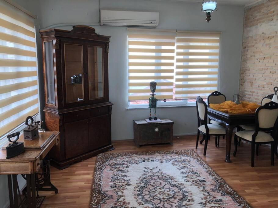 un soggiorno con un tavolo da pranzo e un grande armadio di TARİHİ KALEİÇİ DENİZE YAKIN SİZE ÖZEL MUHTEŞEM KONUM UYGUN FİYAT ev a Antalya (Adalia)