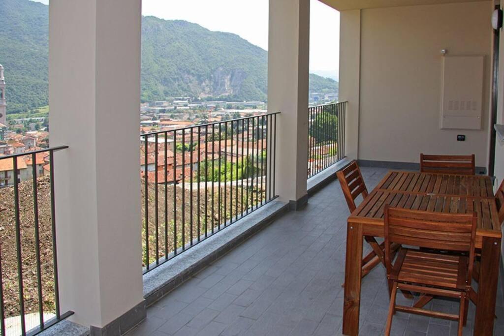 einen Balkon mit einem Tisch und Stühlen sowie Aussicht in der Unterkunft Sass Negher in Valmadrera