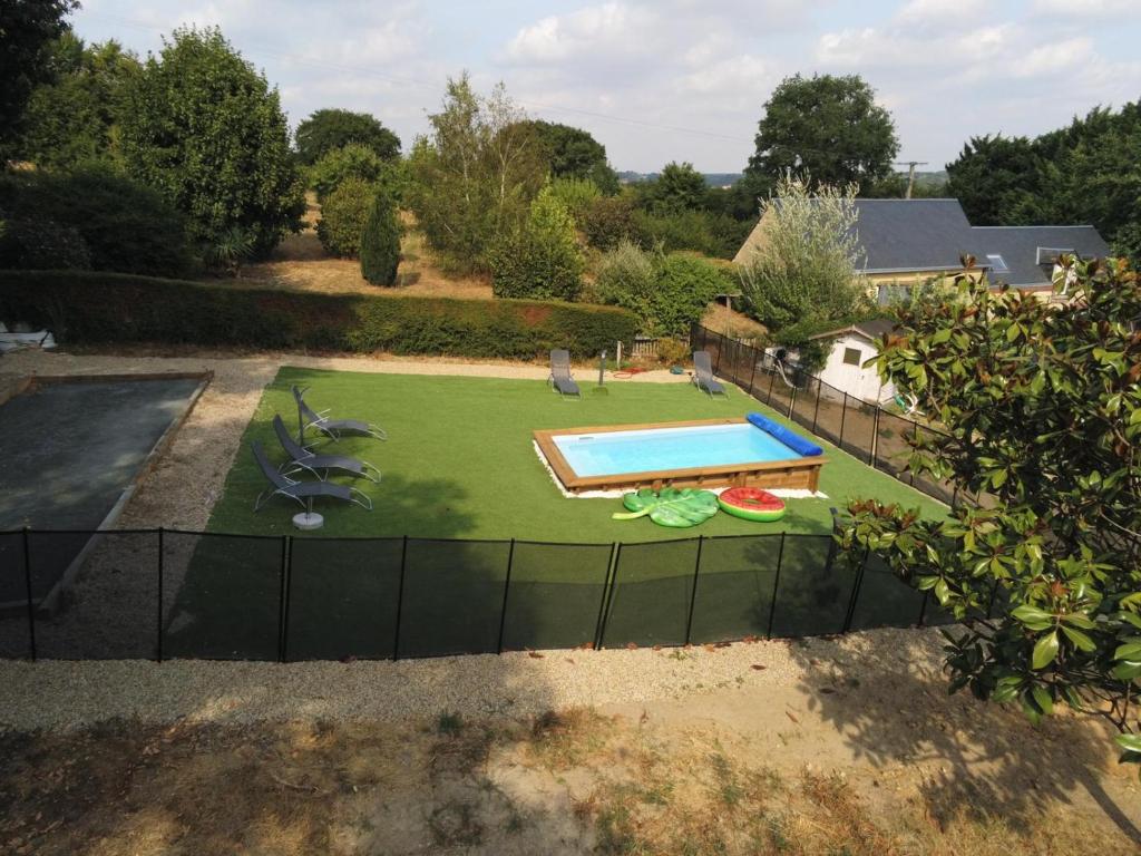 einen Blick über einen Hinterhof mit Pool in der Unterkunft Maison chaleureuse au cœur du perche sarthois in Bessé-sur-Braye