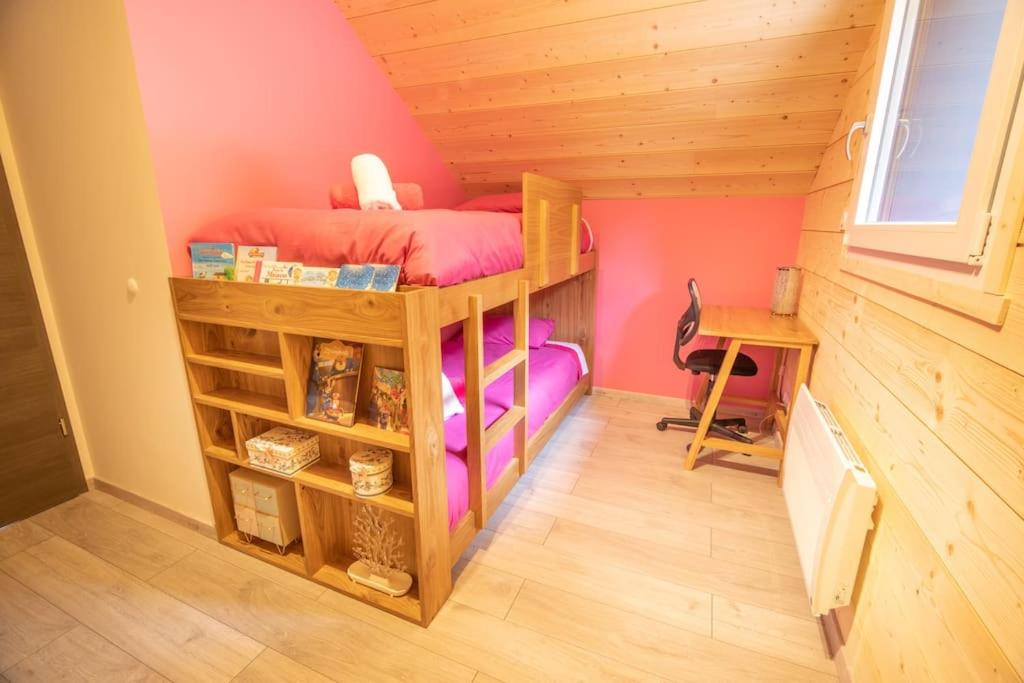 Łóżko lub łóżka w pokoju w obiekcie L'orée des bois, SPA et Sauna
