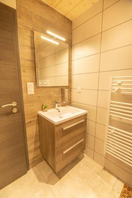 Łazienka w obiekcie L'orée des bois, SPA et Sauna