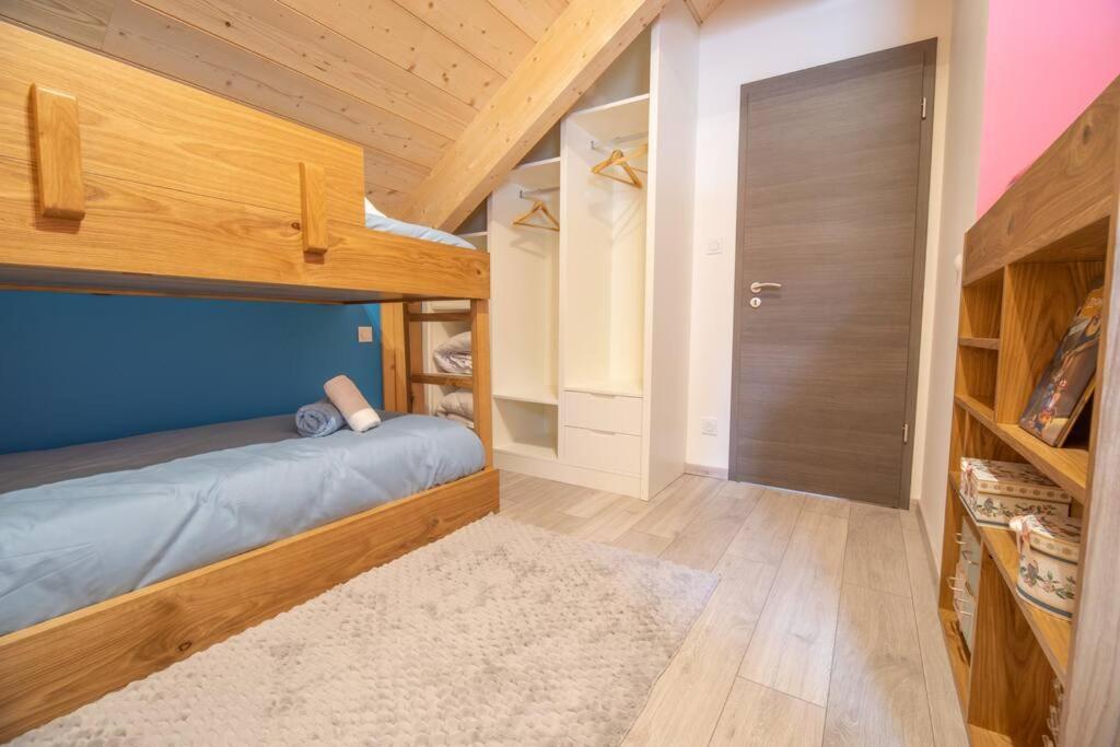 Łóżko lub łóżka w pokoju w obiekcie L'orée des bois, SPA et Sauna