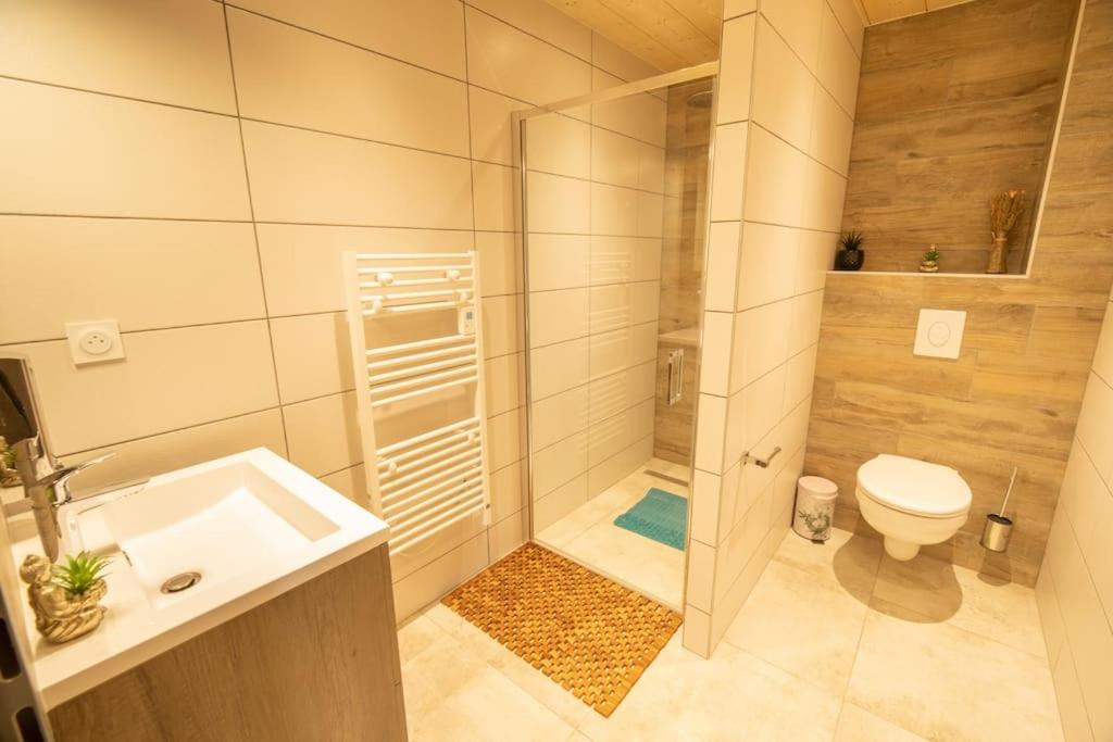 Łazienka w obiekcie L'orée des bois, SPA et Sauna