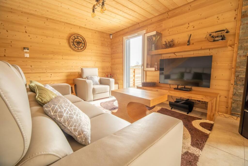 Telewizja i/lub zestaw kina domowego w obiekcie L'orée des bois, SPA et Sauna