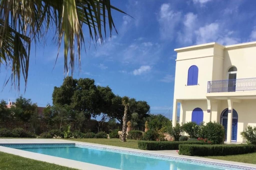 een villa met een zwembad voor een huis bij Riyad Azul entre nature et océan in Sidi Kaouki