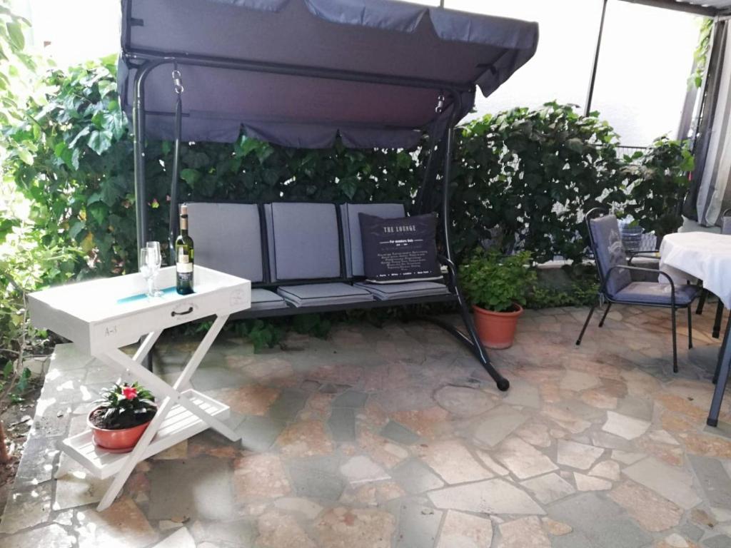 patio con tavolo bianco e ombrellone nero di Anđelka a Kaštela (Castelli)