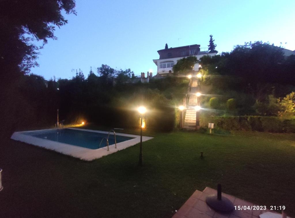 Bazén v ubytování Los Cipreses nebo v jeho okolí