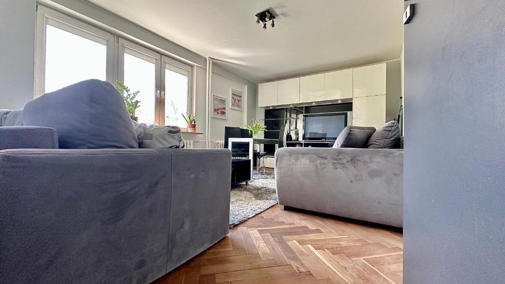Sala de estar con 2 sofás y TV en Uroczy apartament - Sopot en Sopot