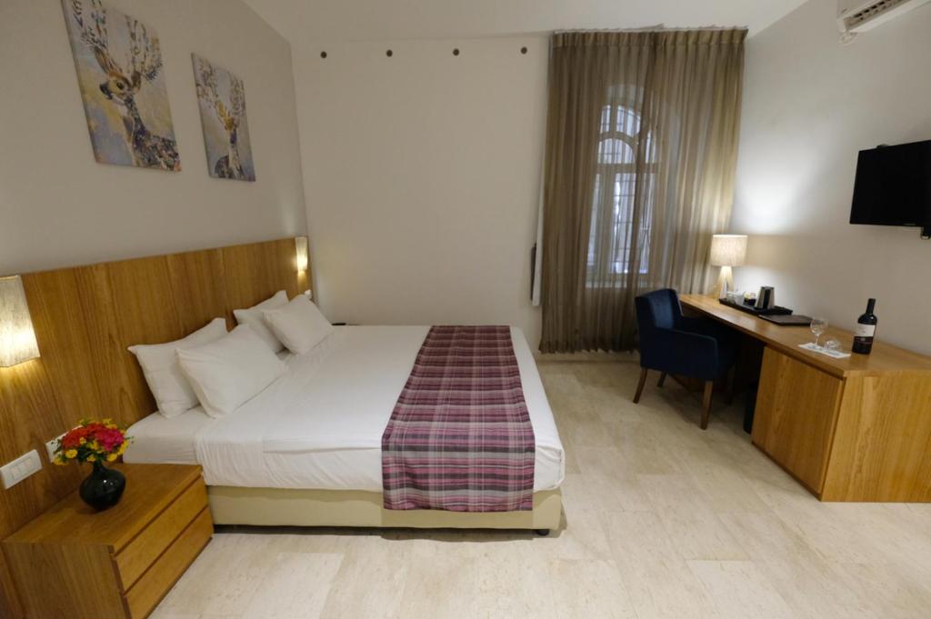 מיטה או מיטות בחדר ב-Scots House Hotel