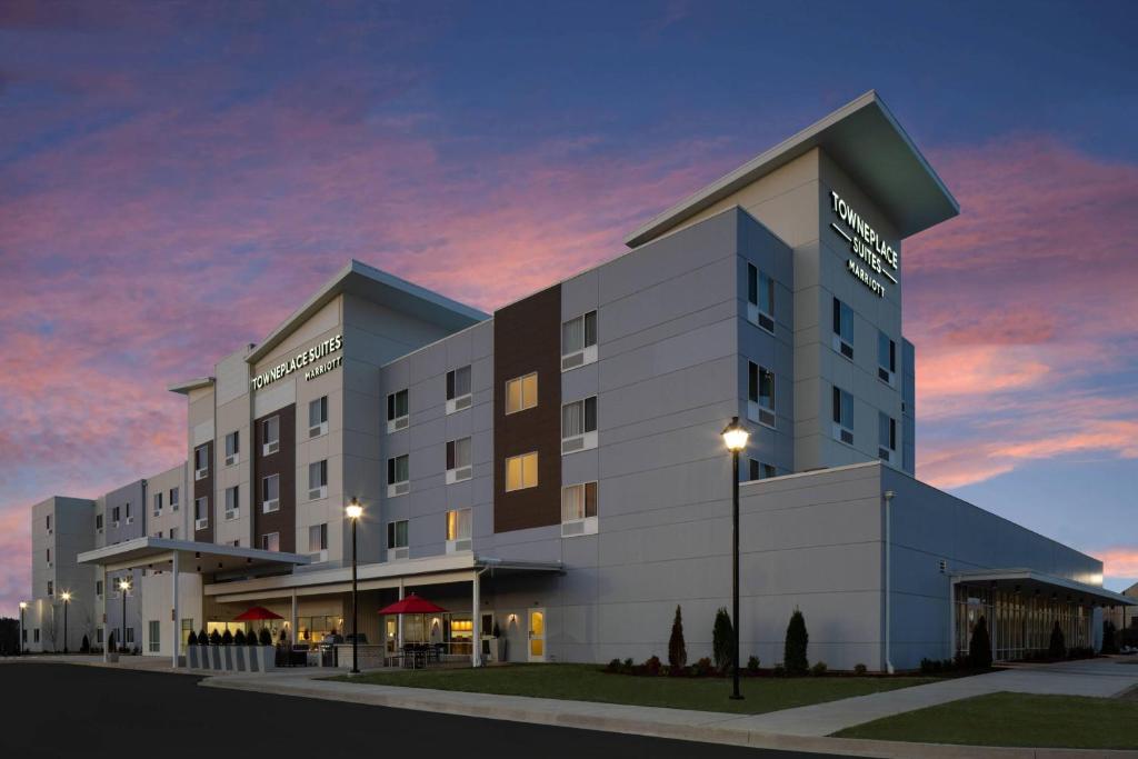 un hotel al anochecer en TownePlace by Marriott Suites Clarksville, en Clarksville