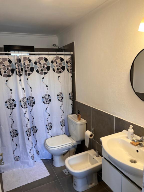 a bathroom with a toilet and a sink at Monoambiente parque p in Villa María
