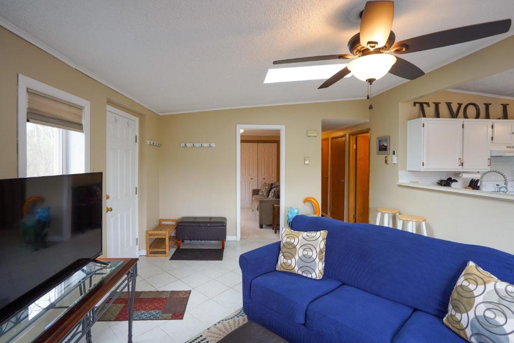 TV a/nebo společenská místnost v ubytování Catskills Home, 5 Mins to Windham Mtn Resort!