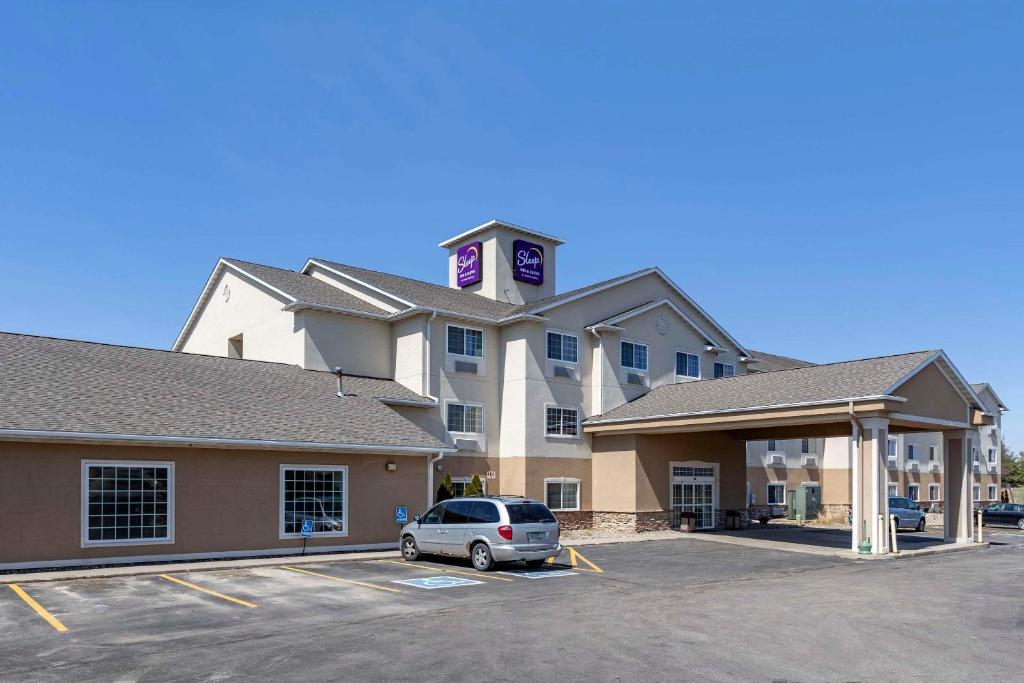 samochód zaparkowany na parkingu przed hotelem w obiekcie Sleep Inn & Suites Pleasant Hill - Des Moines w mieście Pleasant Hill