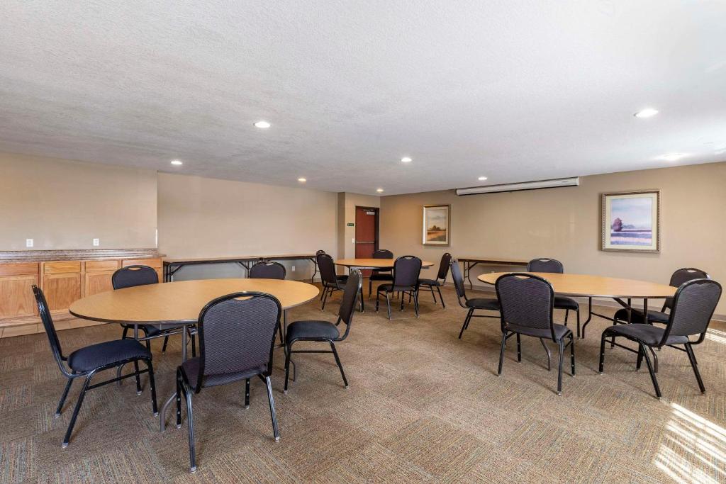 Sleep Inn & Suites Pleasant Hill - Des Moines photo