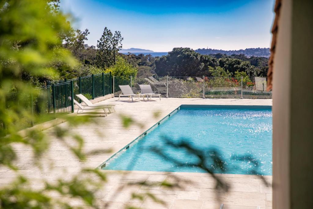 Bazén v ubytovaní Suite Tropez, Résidence de prestige alebo v jeho blízkosti