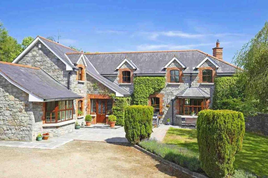 una vista exterior de una casa de piedra con patio en Countryside Home located just outside Dublin City, en Dunboyne