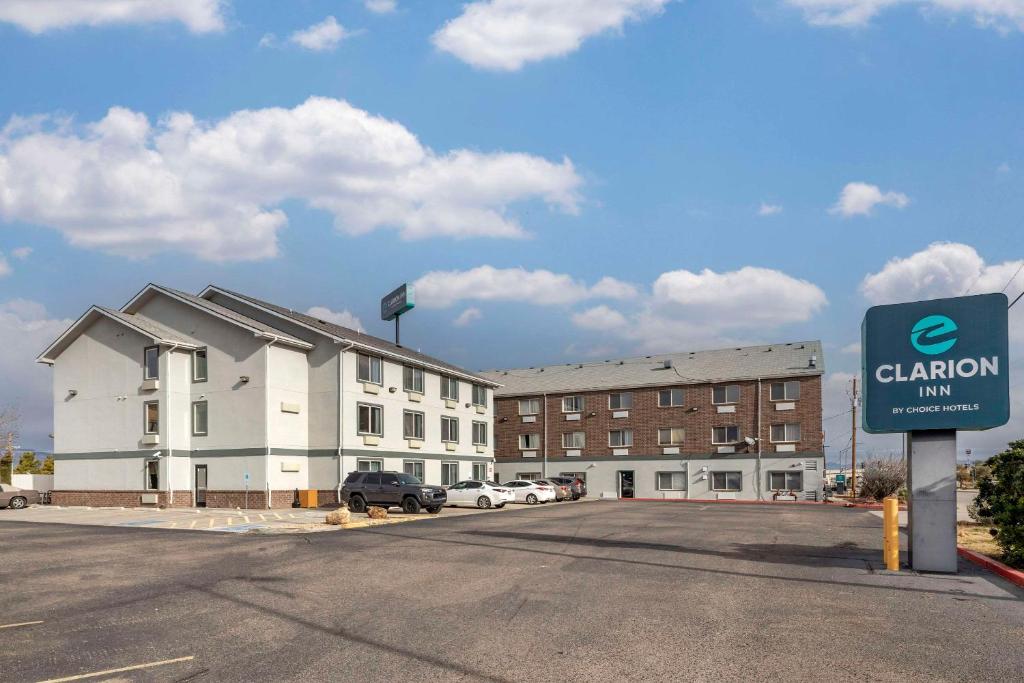 un grand bâtiment avec un panneau devant lui dans l'établissement Clarion Inn Kingman I-40 Route 66, à Kingman