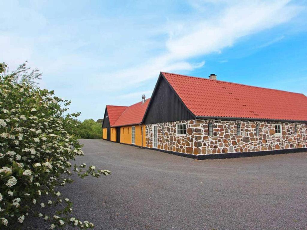 NeksøにあるHoliday home Nexø Xの赤い屋根と道路のレンガ造り