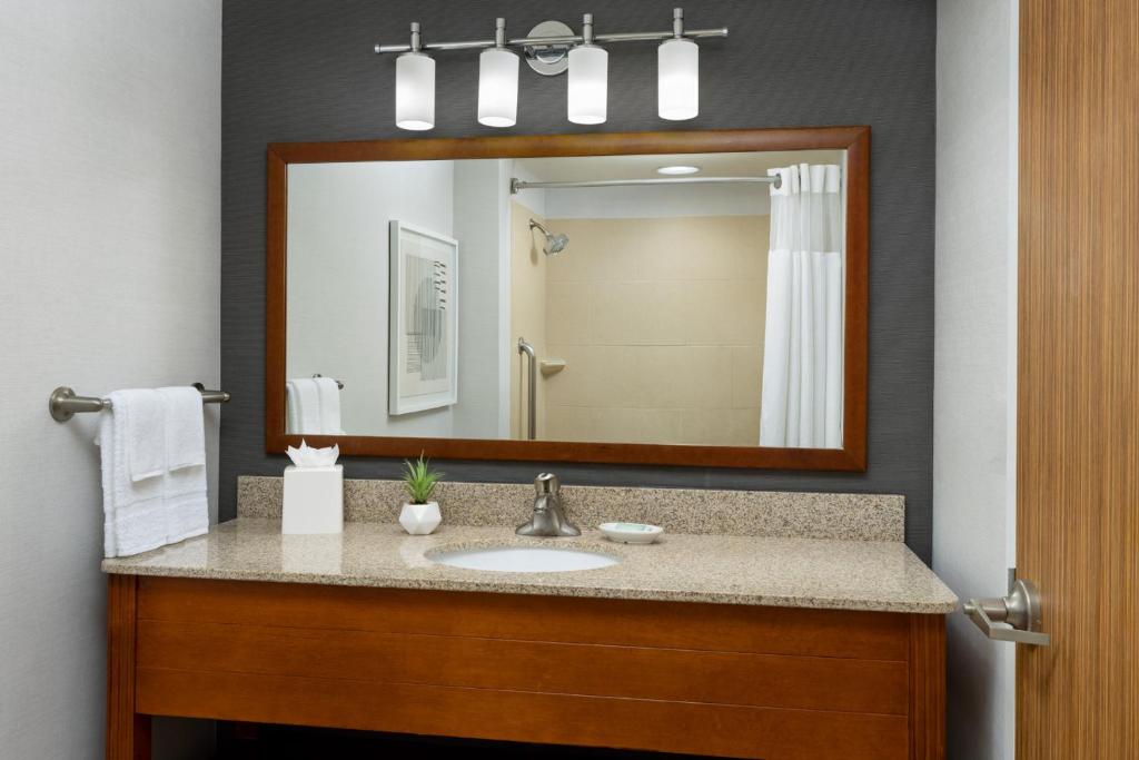 Koupelna v ubytování Courtyard by Marriott Atlantic City Beach Block