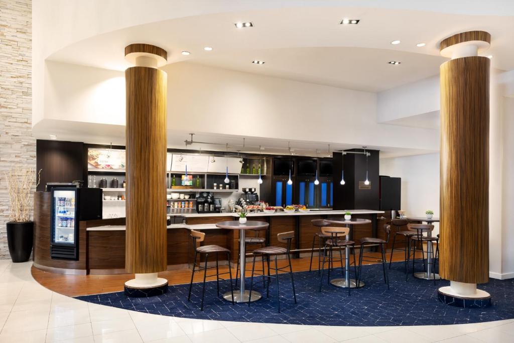 Lounge nebo bar v ubytování Courtyard by Marriott Atlantic City Beach Block