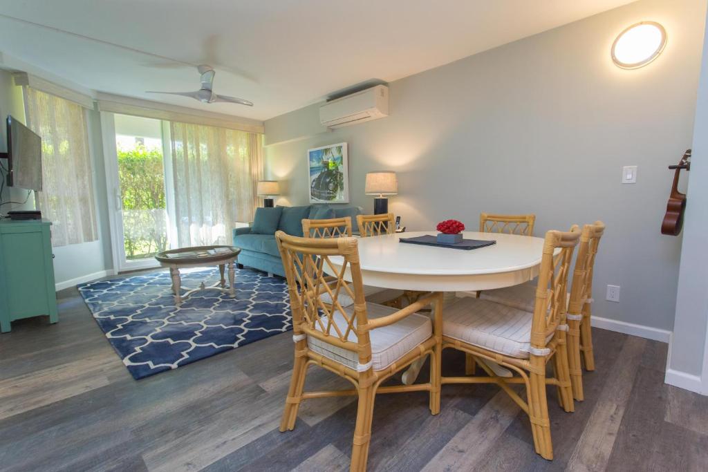 ein Esszimmer und ein Wohnzimmer mit einem Tisch und Stühlen in der Unterkunft Maui Banyan Q-109 in Wailea