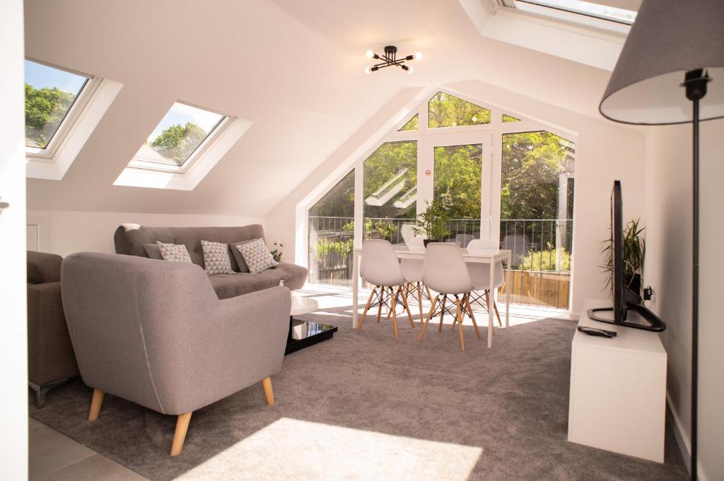 Walnut Flats-F3, 1-Bedroom with Stunning Garden View, AC, Parking, Netflix, WIFI - Close to Oxford, Bicester & Blenheim Palace tesisinde bir oturma alanı