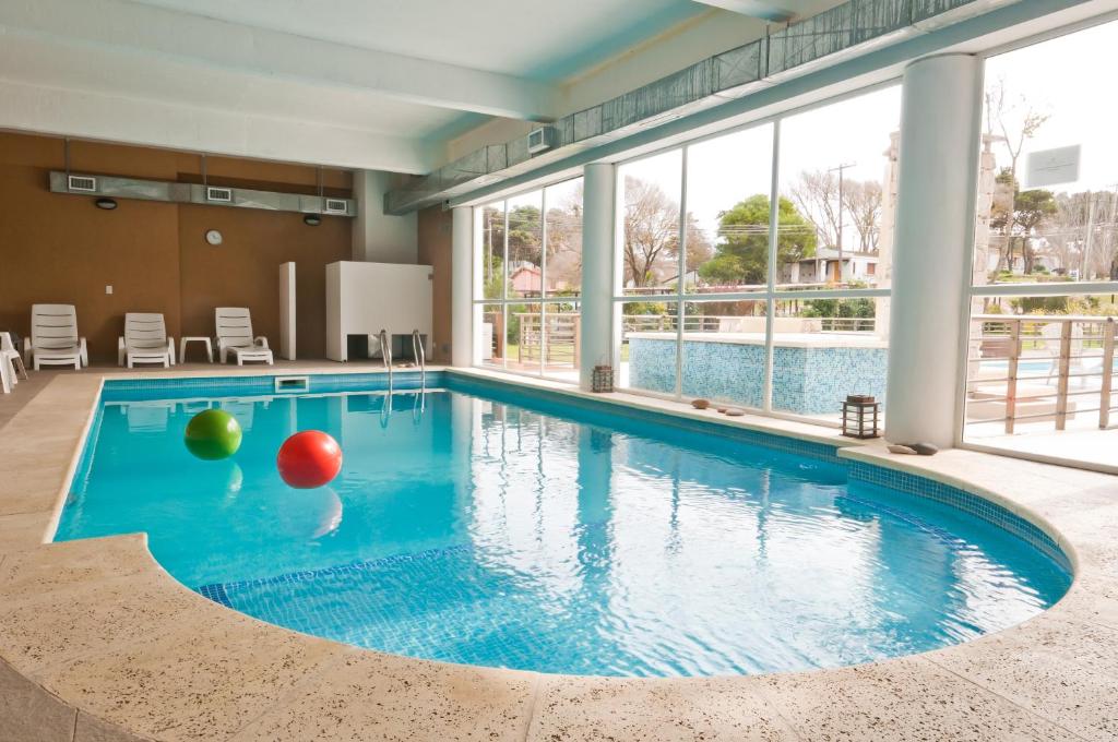 uma piscina com uma bola no meio em Álamos del Mar Apart Hotel & Spa em Valeria del Mar