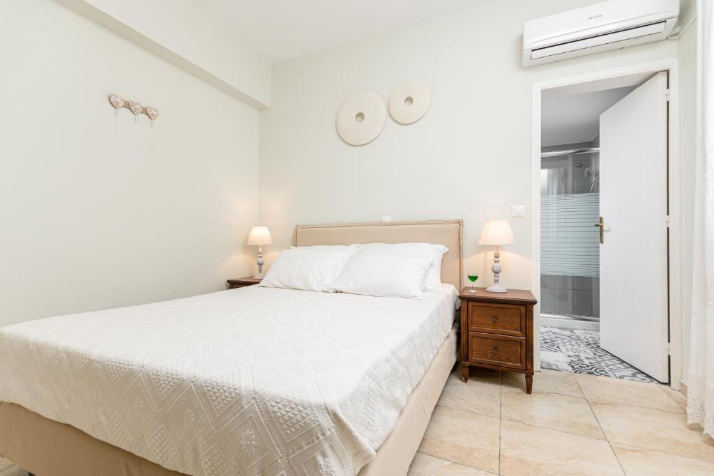 Posteľ alebo postele v izbe v ubytovaní Villa of Roses in Naxos - Private villa with pool