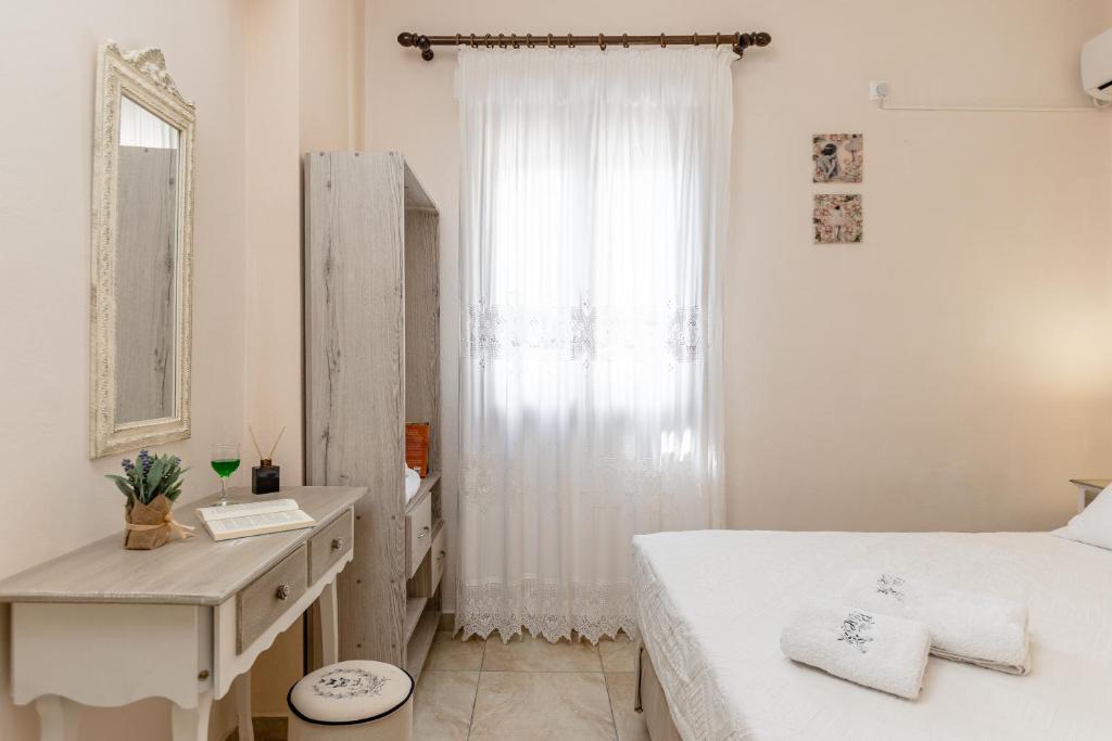 Posteľ alebo postele v izbe v ubytovaní Villa of Roses in Naxos - Private villa with pool