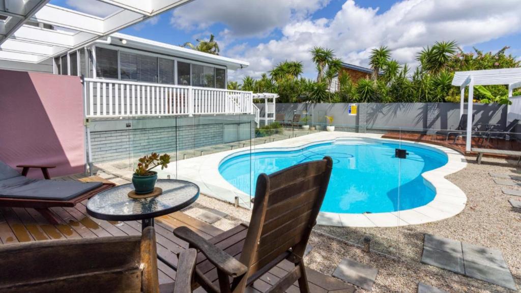 Family Home With Pool and Guest House, Banksia Beach (updated prices 2024)