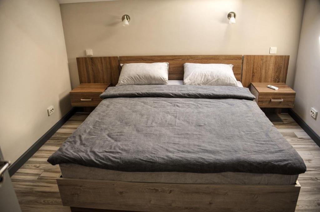 sypialnia z 2 łóżkami i 2 szafkami nocnymi w obiekcie Green Town Apartment w mieście Chortkiv