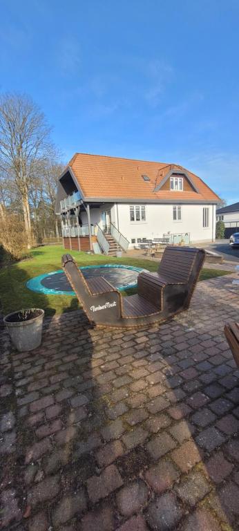 une arrière-cour avec un banc et une maison dans l'établissement Sdr. Omme Bed & Breakfast, à Sønder Omme