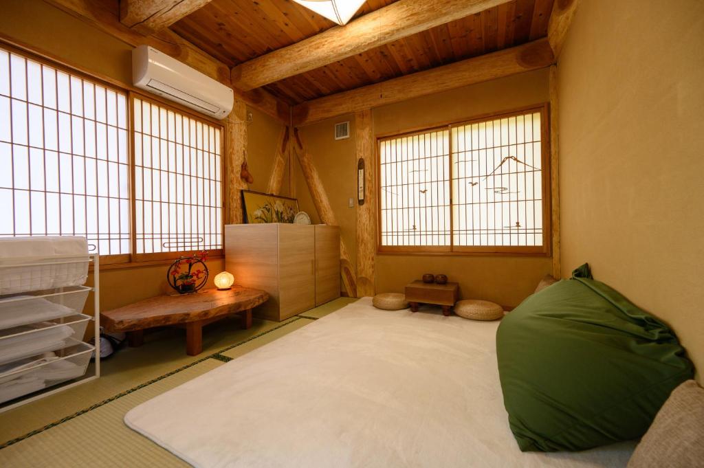 Postel nebo postele na pokoji v ubytování 貸別荘Clover　天城杉のログハウス　伊豆高原