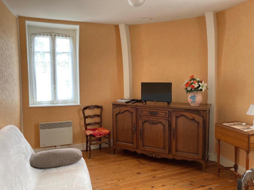 een woonkamer met een tv op een kast en een raam bij Appartement Trouville-sur-Mer, 3 pièces, 4 personnes - FR-1-712-18 in Trouville-sur-Mer