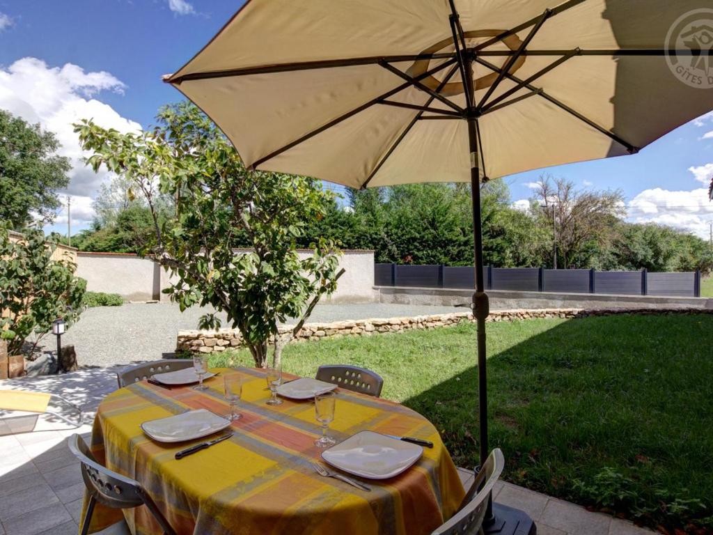 Ogród w obiekcie Gîte confort à Balbigny : 2 chambres, terrasse, jeux, équipements modernes, charges incluses - FR-1-496-282