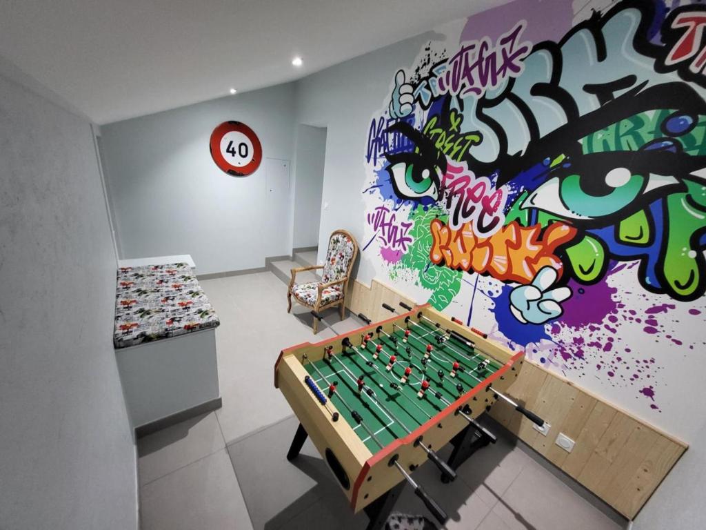 Zdjęcie z galerii obiektu Gîte confort à Balbigny : 2 chambres, terrasse, jeux, équipements modernes, charges incluses - FR-1-496-282 w mieście Balbigny