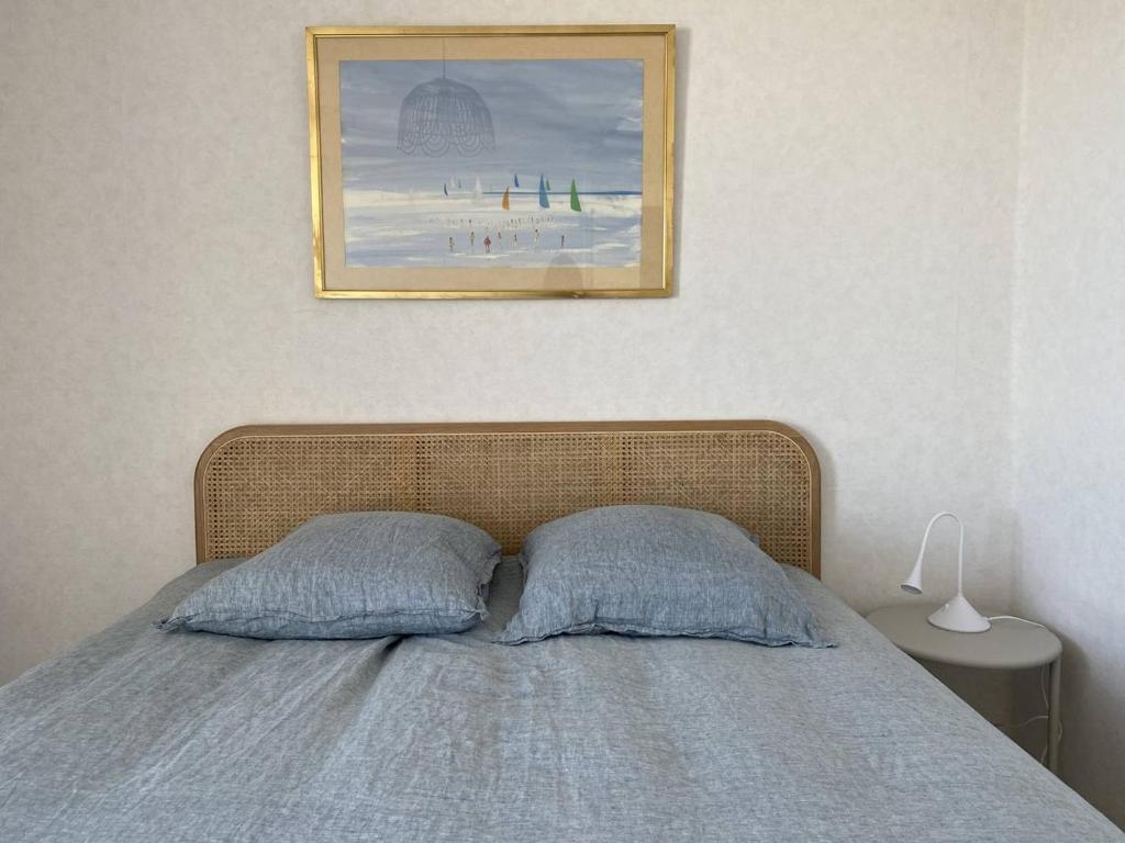 Posteľ alebo postele v izbe v ubytovaní Appartement avec WIFI et Vue Mer, Plage de Trestraou à Perros-Guirec - FR-1-368-384