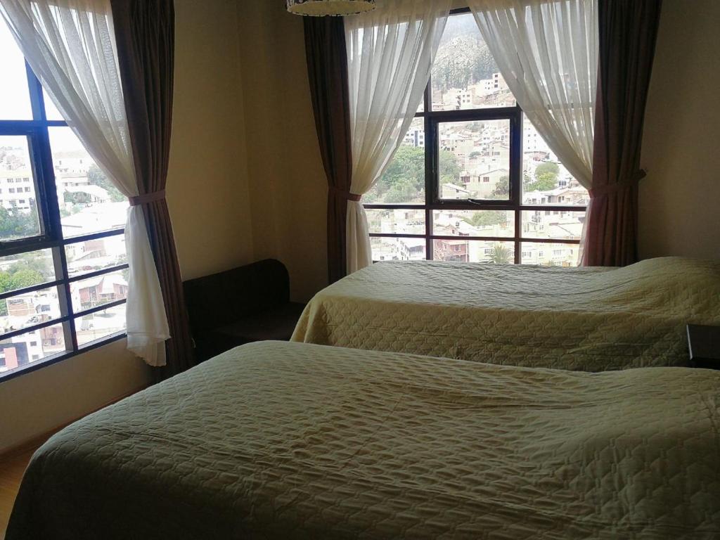 2 camas en una habitación con 2 ventanas en Sucre Bellavista en Sucre