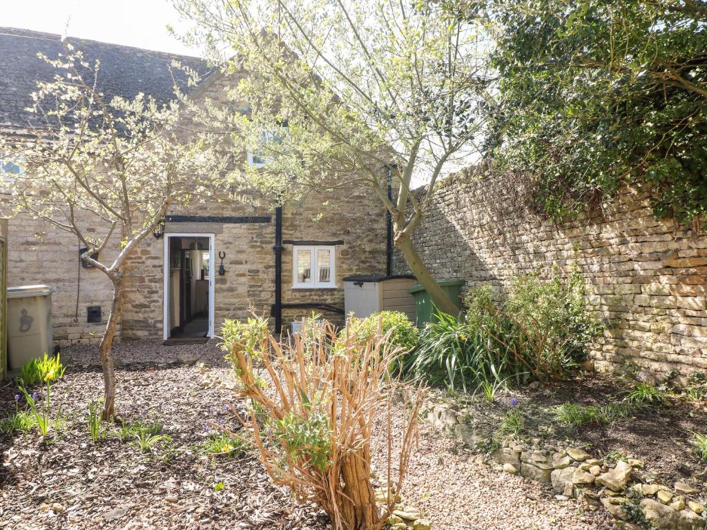 a brick house with a garden in front of it at Manor View in Oakham