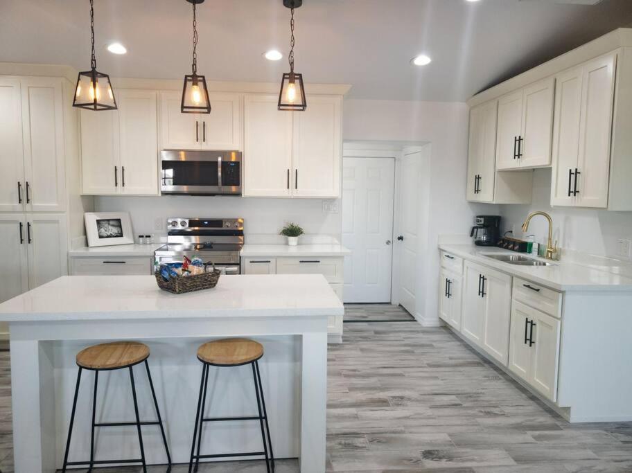 Casa Blanca Remodeled & modern, seconds from YRMC, Yuma Updated 2023