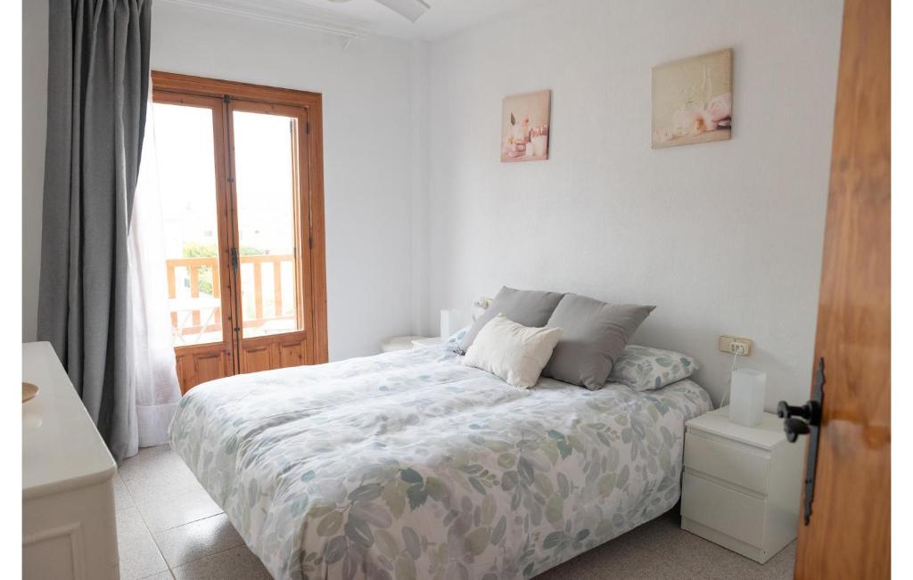 A bed or beds in a room at Nice Apartment In La Manga With Wifi