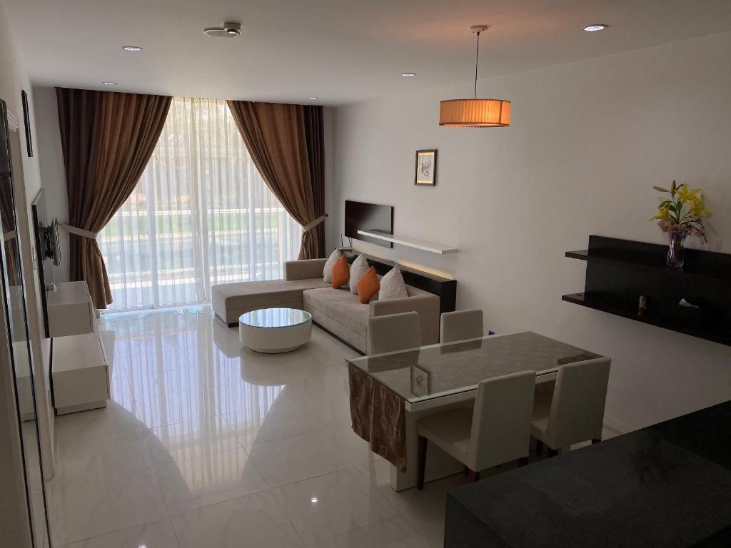 sala de estar con sofá y mesa en Apartaments, Mui Ne, Viet Nam, en Phan Thiet