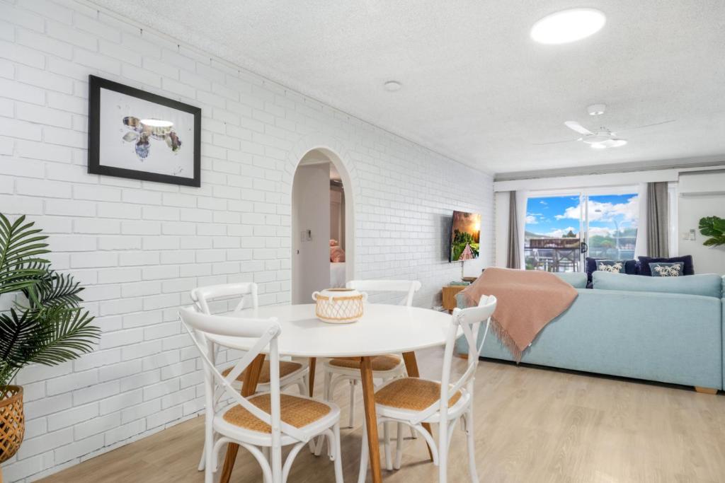 Posezení v ubytování Luna Blu & The Beach Loft Yeppoon- Private Apartments