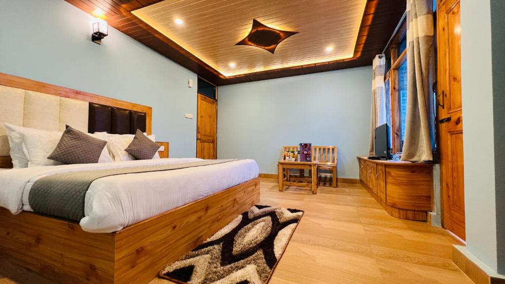 Postel nebo postele na pokoji v ubytování Sana cottage - Affordable Luxury Stay in Manali