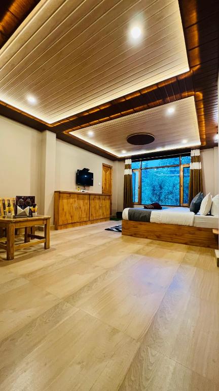 TV a/nebo společenská místnost v ubytování Sana cottage - Affordable Luxury Stay in Manali